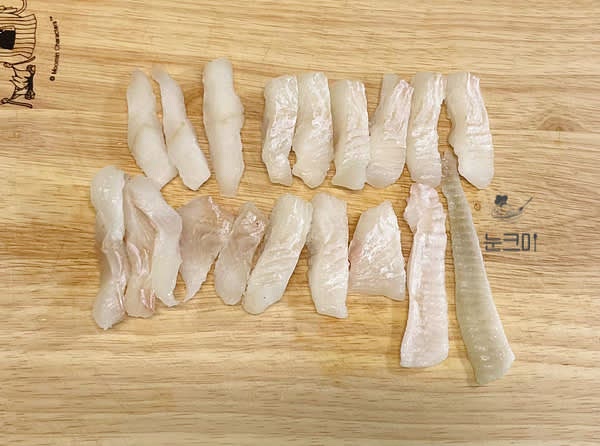 남은 회는 한 점씩 떼어서 준비를 해줍니다.