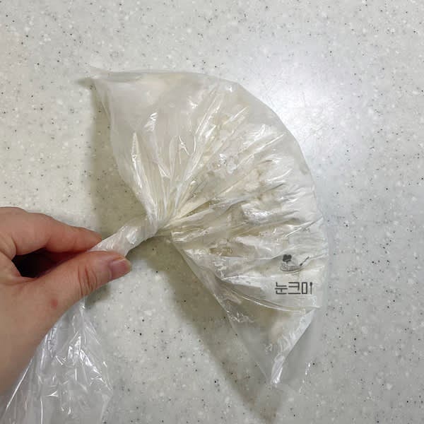 일회용 봉지에 부침가루와 남은 회를 넣어 묻혀줍니다. (밀가루, 부침가루, 튀김가루 등 다 사용 가능해요.)