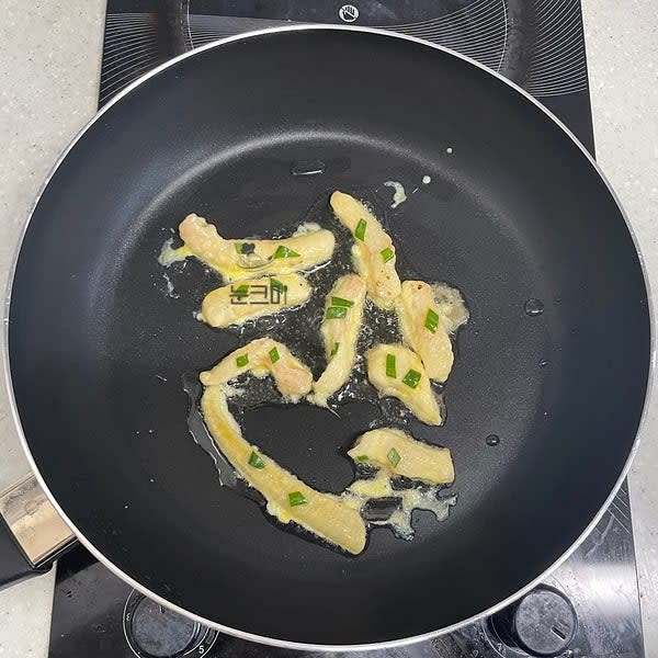 약불에서 달군 팬에 기름을 넉넉히 두르고 달걀물을 듬뿍 묻혀줍니다.