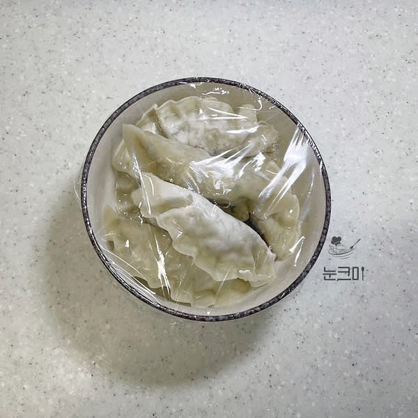 냉동만두를 그릇에 담고 물을 살짝 넣은 뒤 랩을 씌워 젓가락으로 구멍을 뚫어준 뒤 전자렌지에 3~4분 정도 돌려줍니다.