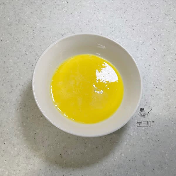 달걀은 잘 푼 뒤 체에 한번 걸러주어 알끈을 제거해 줍니다.
