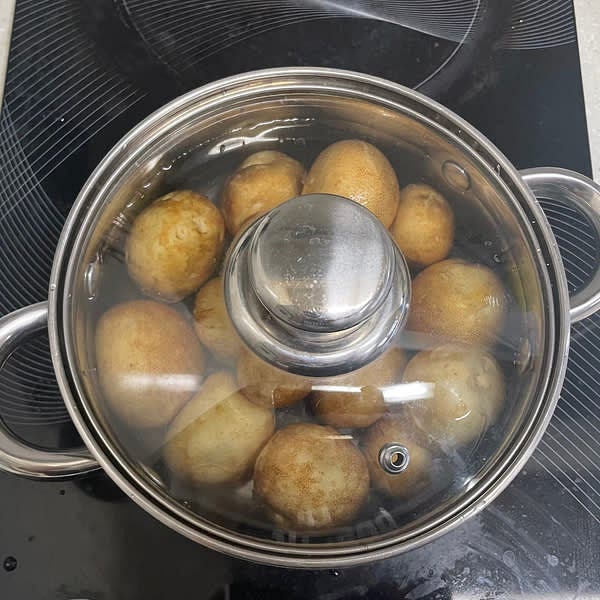 뚜껑을 덮고 중강불에서 5~7분 정도 삶아준 뒤 찬물로 헹구어 체에 받쳐 물기를 빼줍니다.