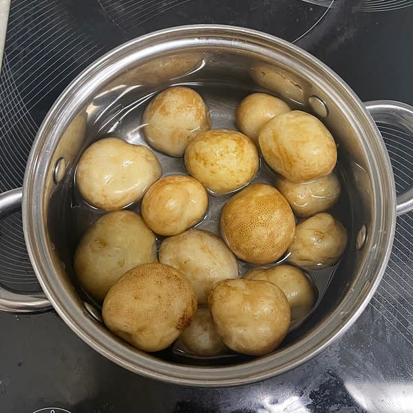 체에 벋쳐 놓았던 알감자를 다시 넓은 냄비에 넣고 물 1/2컵을 넣어줍니다.