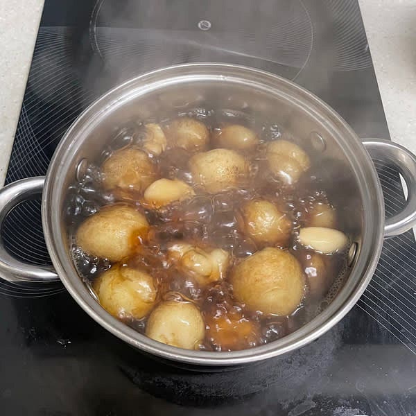 수시로 뚜껑을 열어서 주걱을 이용해 섞어주고 물이 반 쯤 졸아들었을 때 중불로 줄인 뒤 졸여줍니다. (통마늘을 넣으실 분들은 반 정도 조려지고 난 다음 넣고 살살 섞어주세요.)