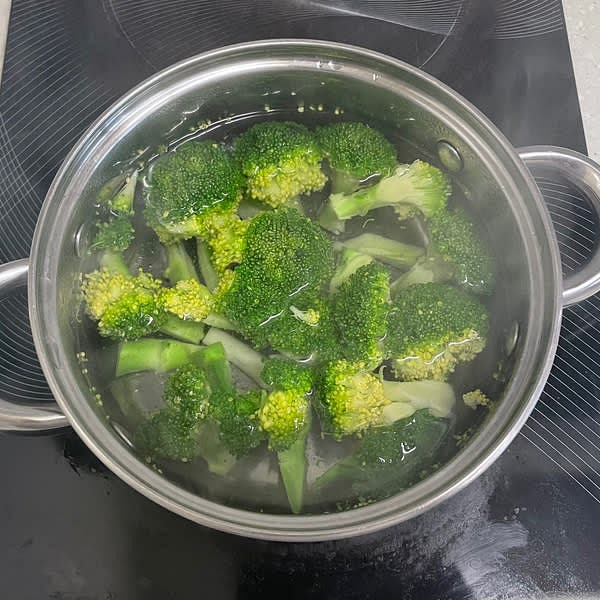 끓는 물에 브로콜리와 소금 1/3큰술을 넣고 5분 정도 데쳐준 뒤 체에 받쳐 물기를 제거해 줍니다.