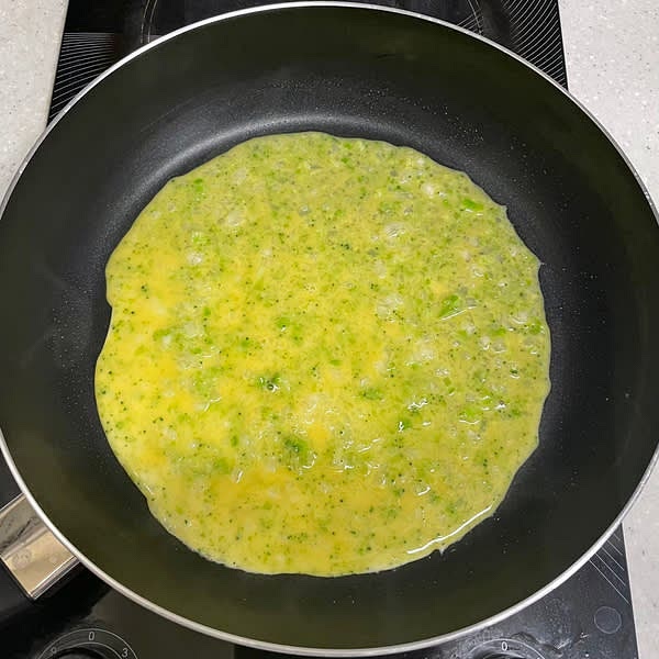 팬에 기름을 두른 뒤 키친타올을 이용해 기름을 닦아준 뒤 약불로 키고 계란물의 1/3을 부어줍니다.