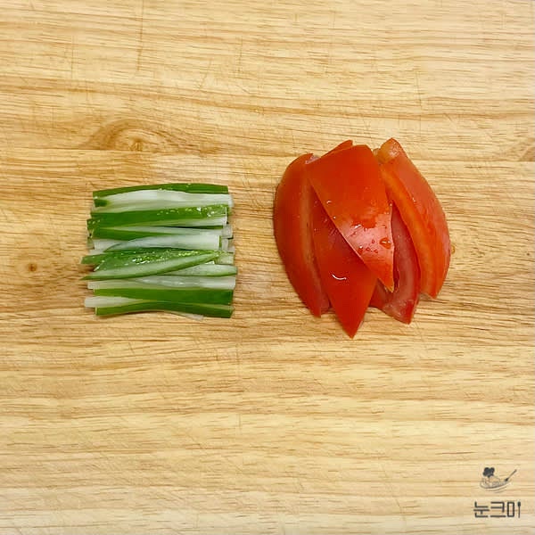 오이는 얇게 채 썰어주고 토마토는 1/8 크기로 잘라줍니다.