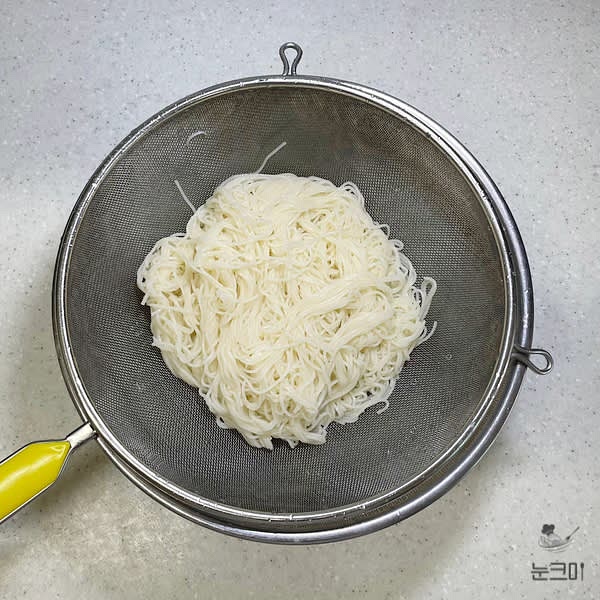 다 익으면 찬물에 빨래를 빨듯이 세게 비벼 전분기를 씻어내 줍니다.