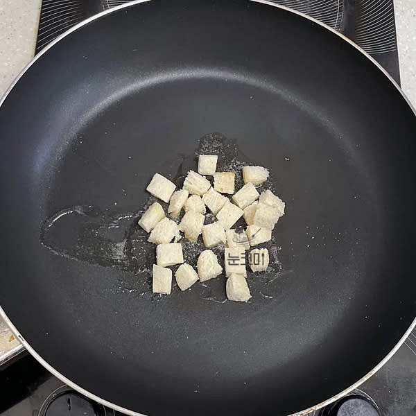팬에 버터를 살짝 두르고 식빵을 넣고 바삭하게 구워 크루통을 만들어 줍니다.