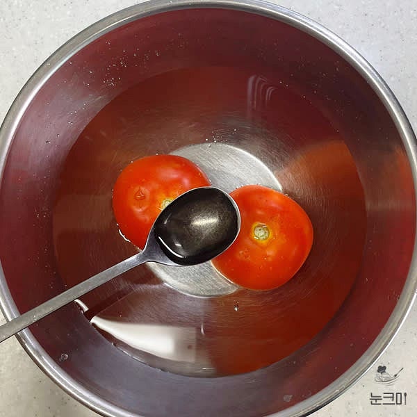 찬물에 식초 1큰술을 넣고 토마토를 5분 정도 담근 뒤 흐르는 물에 씻어 준비해 줍니다.
