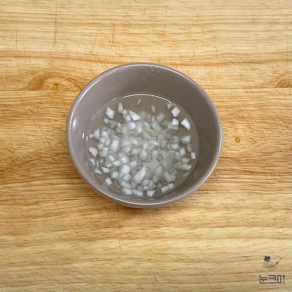 양파는 잘게 송송 썰어준 뒤 물에 5분 정도 담가 아린맛을 제거해 줍니다.