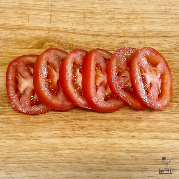 토마토도 치즈와 비슷한 두께로 썰어줍니다.