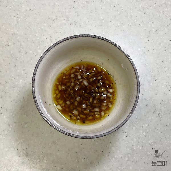 올리브오일, 발사믹식초, 꿀(올리고당), 레몬즙, 다진양파, 소금, 바질가루(후추)를 넣고 잘 섞어 소스를 만들어 줍니다.