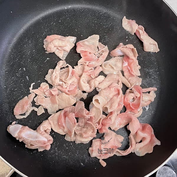 달군 팬에 대패삼겹살의 기름이 나올 때까지 구워줍니다.