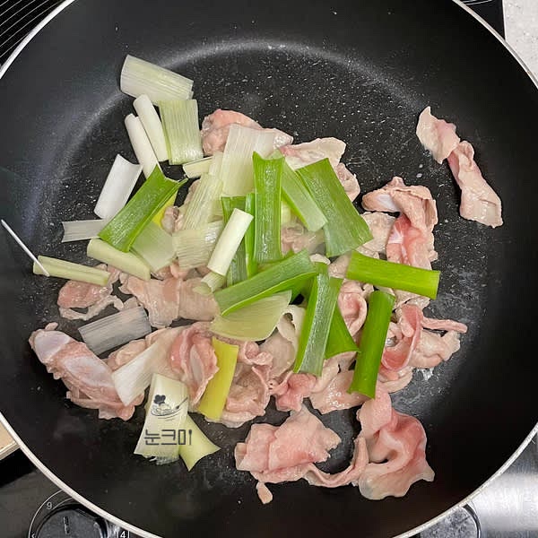어느 정도 볶아 기름이 나오면 미리 썰어둔 대파를 넣어줍니다.