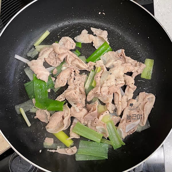 후추를 약간 뿌려준 뒤 고기가 바삭하게 구워질 때까지 달달 볶아줍니다.