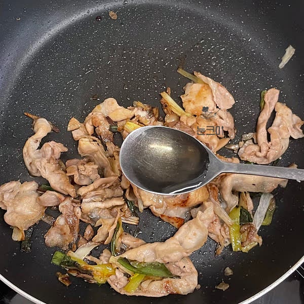 바삭하게 구워지면 설탕을 먼저 넣고 윤기를 돌게 해준 다음 진간장, 맛술을 넣어줍니다.