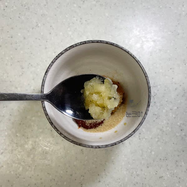 고춧가루, 고추장, 된장, 진간장, 맛술, 굴소스, 설탕, 다진마늘, 후추를 넣고 양념장을 만들어 줍니다.