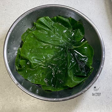 물에 식초를 넣고 5분 정도 담가준 뒤 흐르는 물에 1장씩 세척해 줍니다.
