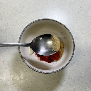 된장, 고추장, 고춧가루, 다진마늘, 맛술, 설탕, 참기름을 넣고 양념장을 만들어 줍니다.