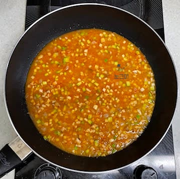 양념장 넣고 멸치다시마육수를 150ml를 부은 뒤 잘 풀어줍니다. (150ml를 넣고 끓이다가 졸아 들면 추가로 더 넣어주세요.)