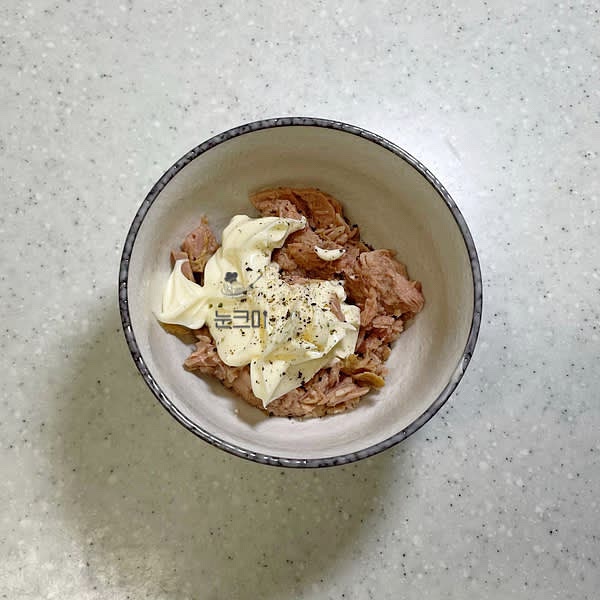 참치는 기름을 빼고 나면 마요네즈 1~2큰술과 후추를 넣고 골고루 섞어줍니다.
