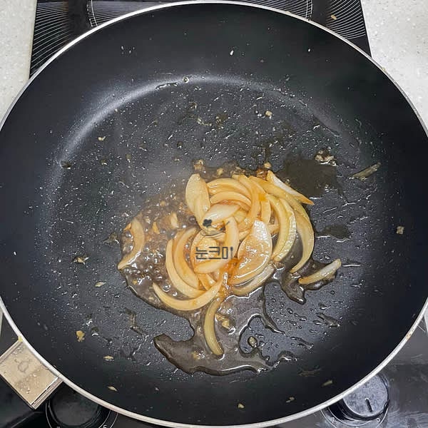 진간장, 맛술, 올리고당 or 물엿, 물을 넣고 졸여서 덮밥소스를 만들어 줍니다.