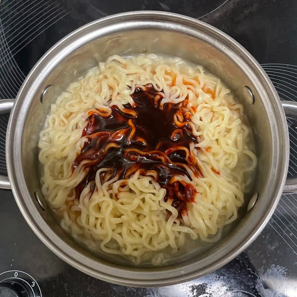 다 익은 면발은 체에 담고 국물은 다른 그릇에 담아줍니다. 그리고 다시 냄비에 면을 담은 뒤 국물을 16큰술과 액상스프를 넣고 약한불에서 30초간 볶아줍니다.