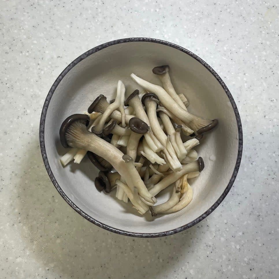 버섯을 깨끗히 닦고 밑둥을 자른 뒤 손으로 잘게 찢어줍니다.