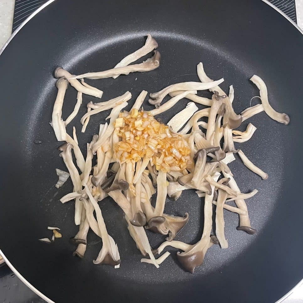 중약불에 달군 팬에 버섯을 담은 뒤 양념을 넣고 살짝 볶아줍니다.