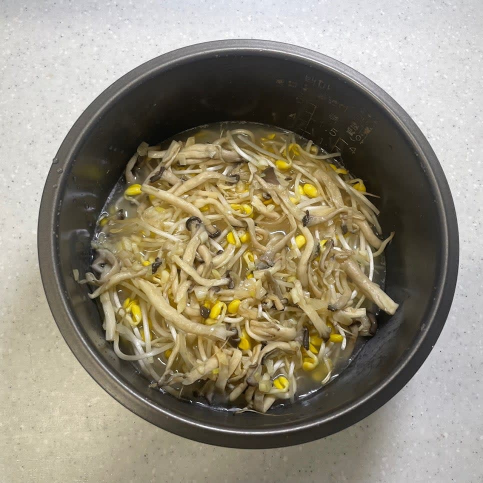 밥솥에 쌀을 담고 물을 1컵 넣어주고 콩나물을 넣어주고 볶아 놓은 버섯도 넣어줍니다. 그다음 전기밥솥에 모드는 백미를 선택하고 취사를 눌러줍니다.