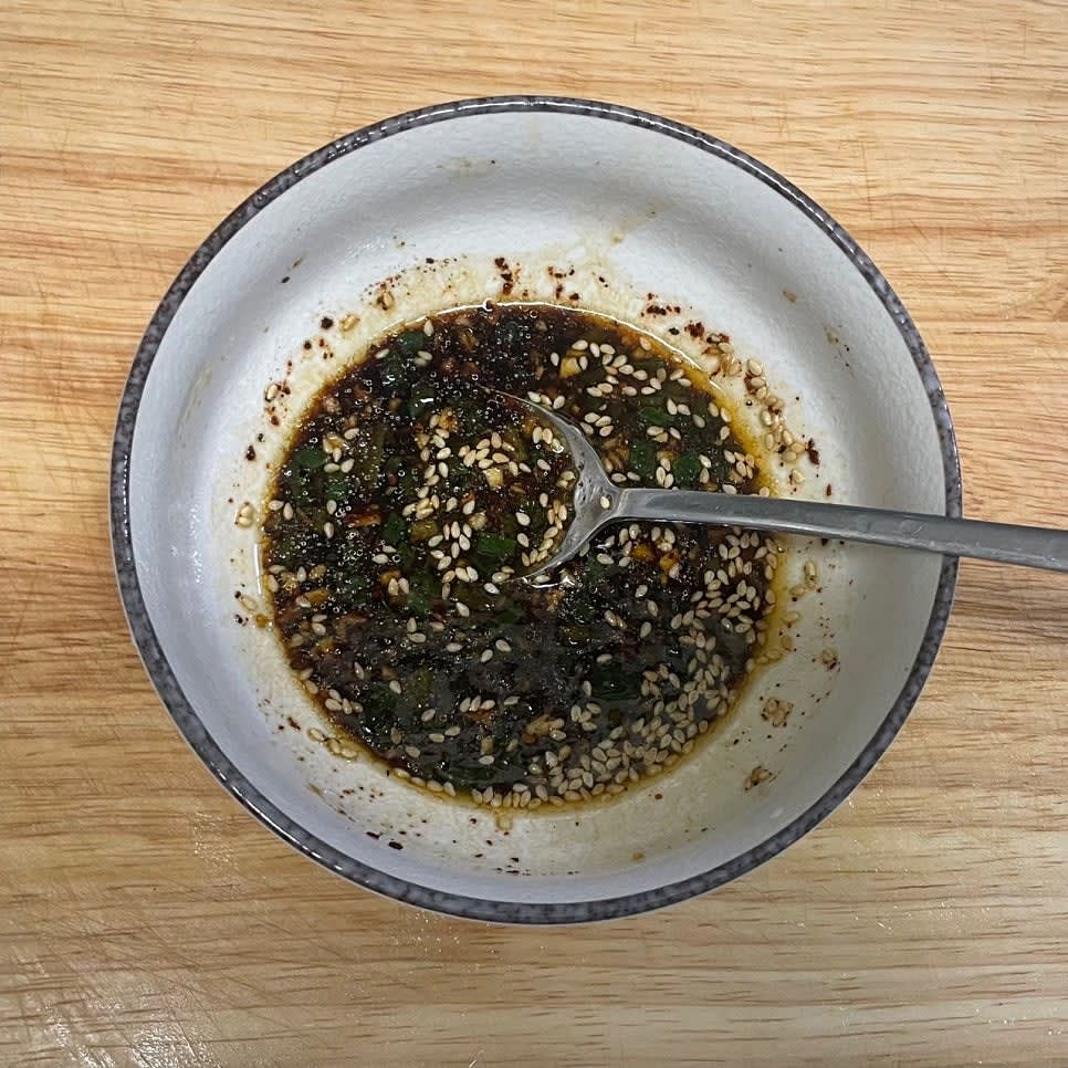고춧가루, 진간장, 다진마늘, 들기름, 설탕, 파, 깨, 후추를 넣고 콩나물버섯밥에 곁들여 먹을 양념장을 만들어 줍니다.