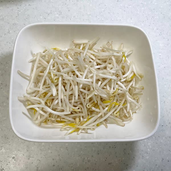 숙주는 흐르는 물에 깨끗이 씻어서 준비해 줍니다.