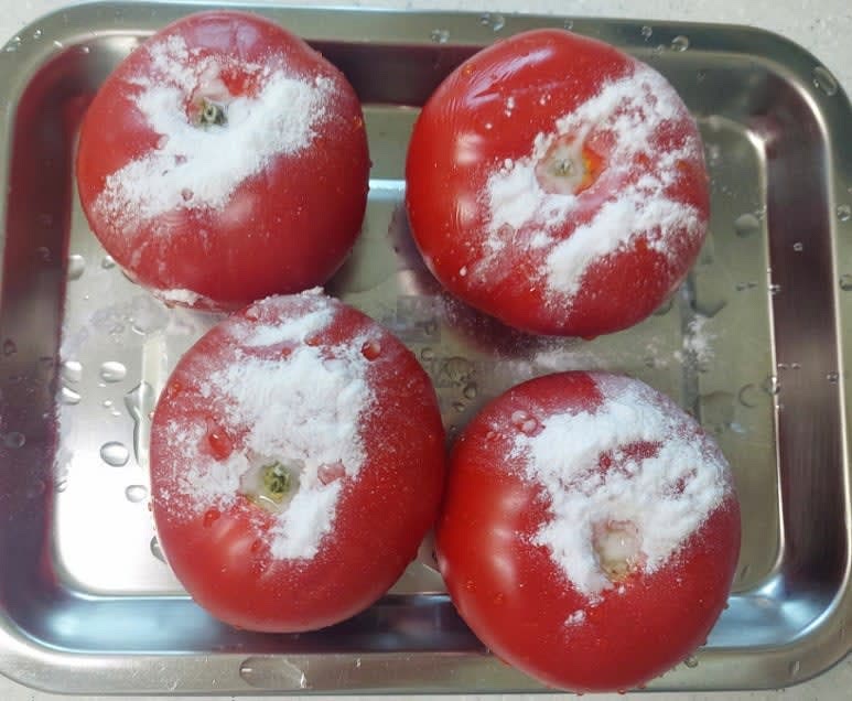꼭지를 떼고 가볍게 물에 한 번 씻은 토마토에 베이킹소다를 뿌린 뒤 살살 문질러준 뒤 흐르는 물에 깨끗이 씻어 주세요.