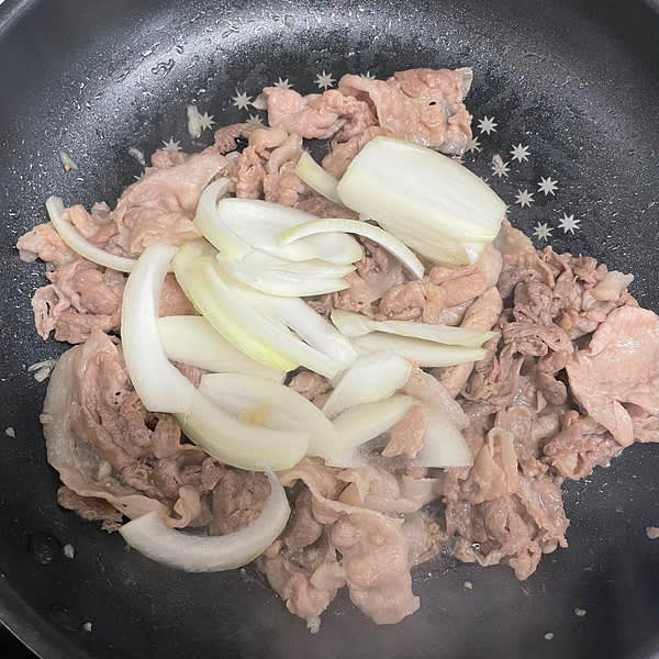 고기를 볶는 도중에 맛술 1큰술을 넣어주고 익고 나면 양파를 넣고 잘 볶아줍니다.