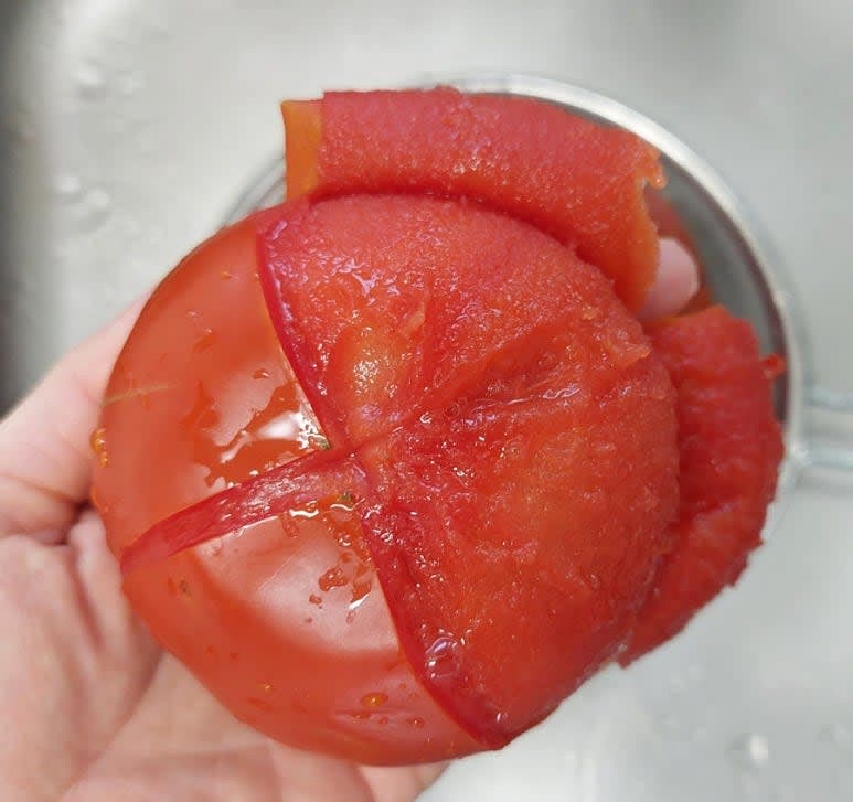 토마토에 십자 모양의 칼집을 낸 뒤 끓는 물에 1분 데쳐 껍질을 벗겨 주세요.