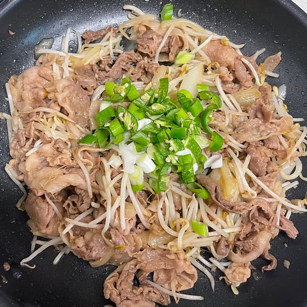 대파와 청양고추를 넣고 휘리릭 볶아 완성해 줍니다.