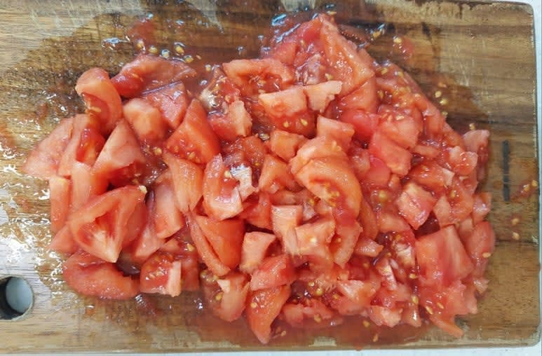 토마토의 심지를 제거하고 잘게 다져 주세요.