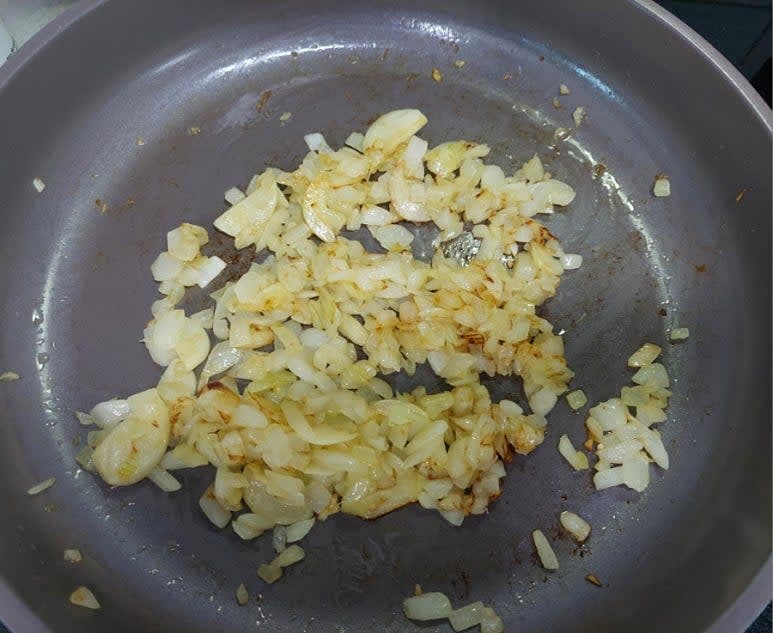 양파를 잘게 다지고 마늘은 편 썬 뒤 올리브유 3스푼 두른 팬에 갈색빛이 날때까지 볶아 카라멜라이징 해 줍니다.