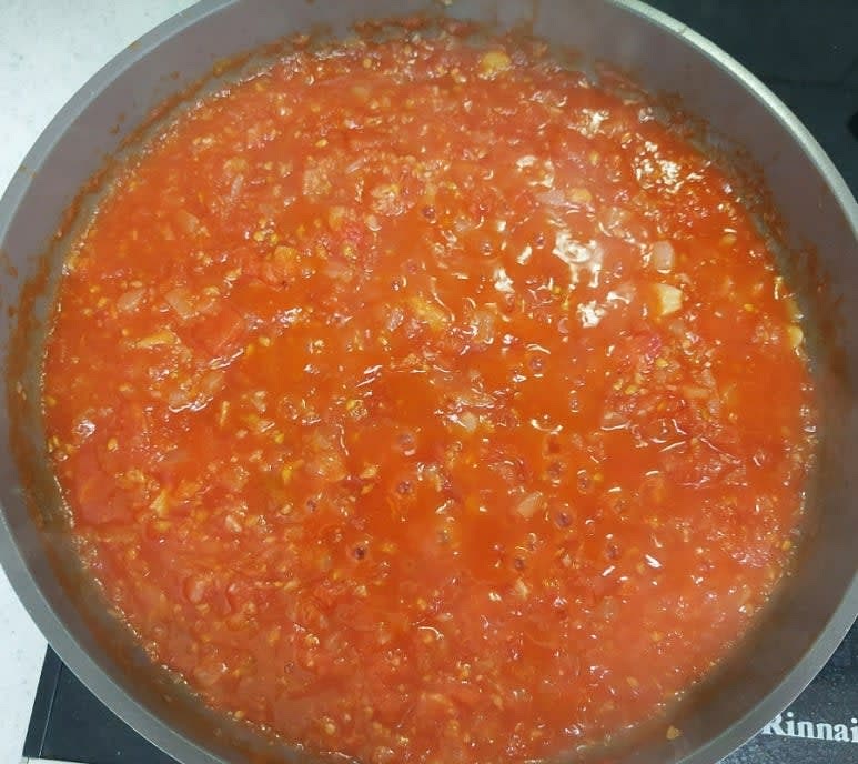 다진 토마토를 넣은 뒤 다진마늘 2스푼 ,소금 2꼬집 , 케찹 3스푼,월계수잎 1장을 넣어 끓이다 소스가 되직해지면 치킨스톡과 후추를 넣어 간을 맞춰 주세요.