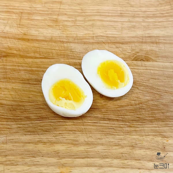 삶은 계란은 반으로 잘라 준비해 줍니다.