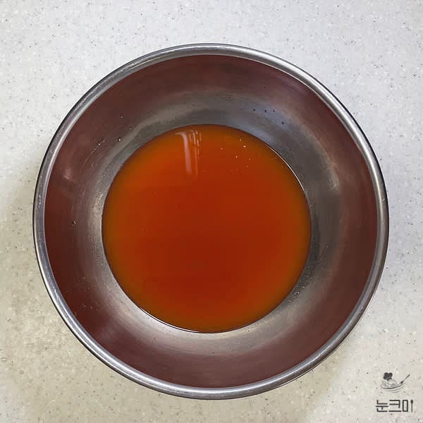 볼에 냉면 육수 1봉지, 열무김치 국물, 설탕, 식초를 넣어주고 잘 섞어 육수를 만든 뒤 시원하게 냉장고에 넣어둡니다.