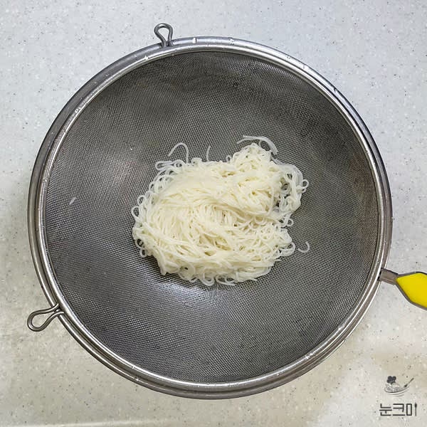 냄비에 물을 넉넉히 붓고 끓기 시작하면 소면을 넣고 다 익으면 찬물에 세게 비벼 전분기를 씻어낸 뒤 체에 받쳐 물기를 제거해 줍니다.
