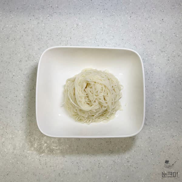 그릇에 물기를 뺀 소면을 둥글게 말아 담아준 뒤 미리 만들어 둔 육수를 조심히 부어줍니다.