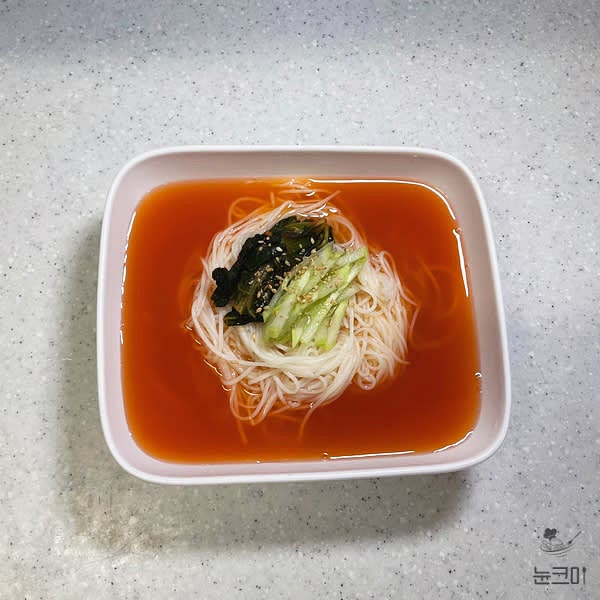 열무김치와 오이, 삶은 달걀을 올리고 통깨를 뿌린 뒤 얼음을 띄워 완성해 줍니다.