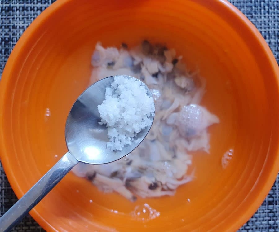 깐 바지락살을 찬물에 담그고 굵은소금 0.5T와 맛술 3T를 넣고 조물조물 주물러서 씻어주세요.