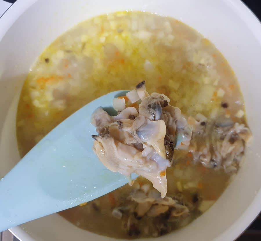 그리고 참치액 1.5T를 넣어서 간을 해주세요. 국물이 보글보글 끓기 시작하면 헹궈둔 깐 바지락살을 모두 넣어주세요.