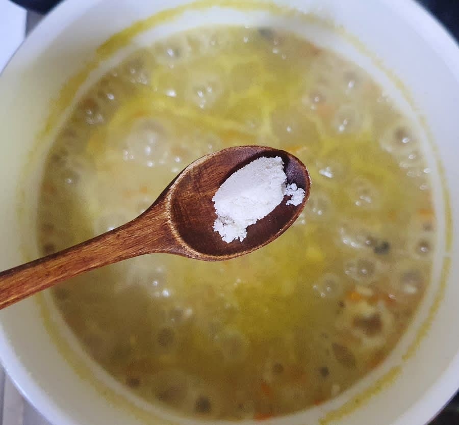 이제 불을 살짝 줄인 후 바지락죽을 계속 끓여주세요. 저는 좀 묽게 먹고 싶어서 물을 많이 넣었는데요. 좀 퍽퍽하게 먹고 싶다면 물 양을 줄여주면 될 것 같아요. 밥알이 풀어질때까지 끓으면 소금 0.5t를 넣고 잘 섞어주세요.