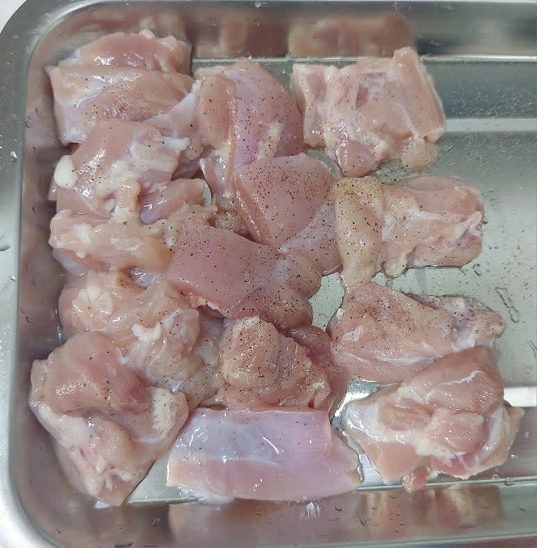 닭다리살을 한입 크기로 자른 뒤 소금과 후추를 뿌려 밑간을 해 줍니다.