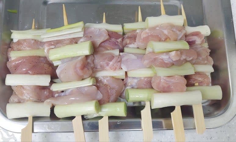 대파와 닭다리살을 꼬치에 한겹씩 꽂아 주세요.